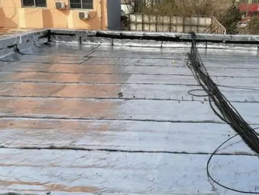 南平卫生间漏水维修公司分享下南平屋面楼顶防水刚性防水层施工要点。